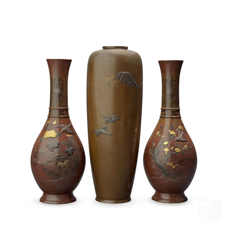明治時代 銅瓶一對及鶴紋瓶一件 | A PAIR OF BRONZE VASES AND A SINGLE BRONZE VASE - 图1